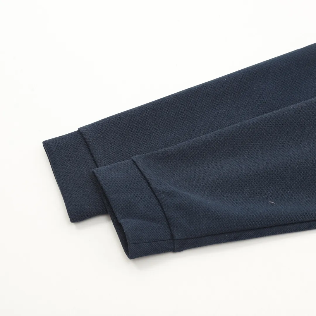 🅿️380 CH/Cro cross embroidered lapel long-sleeved polo shirt made of customized fabric. DuPont Sorona material is added, which is skin-friendly, long-lasting antibacterial, anti-mite, and more washable. The cotton thread has been repeatedly processed to remove inferior coarse fibers and impurities, leaving only high-quality cotton fibers, making the fabric more advanced and classy. Environmentally friendly polishing enzyme technology gives the fabric a clean appearance and clear texture. Simple and exquisite! Full of sense of ceremony! Simple and luxurious, full of design! It gives people a simple but not boring feeling, creating a low-key and unique personalized fashion! Fine workmanship, compare with the counters! A highly recognizable long-sleeved style with great upper body effect!!! Super versatile! Same style for men and women. Size：S-L